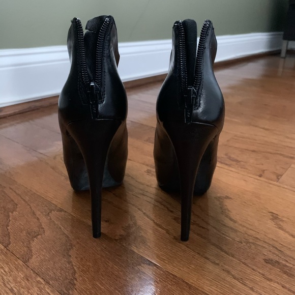 Steve Madden Black Hugh Pump Heels - Picture 3 of 6